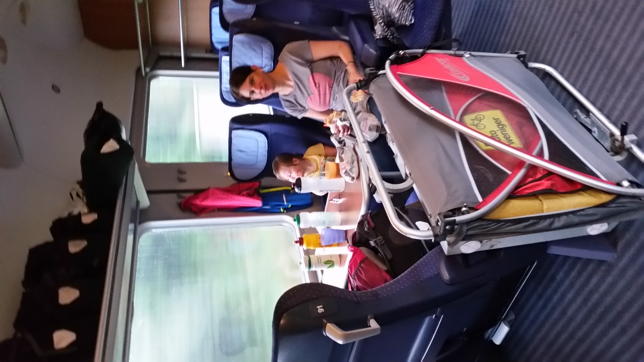 Kinderanhänger im Abteil
